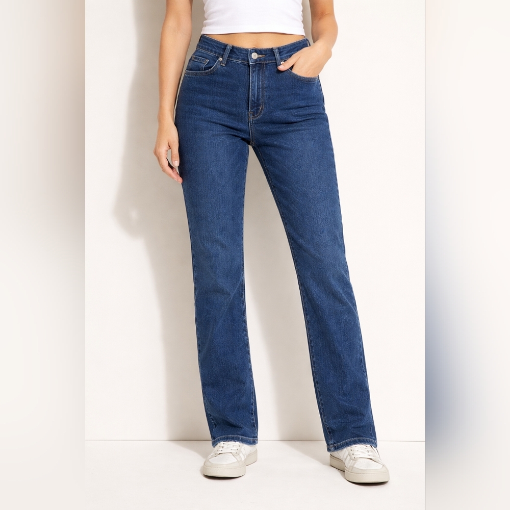 Signature by Levi Strauss Women's Straight Leg Jeans in Classic Blue